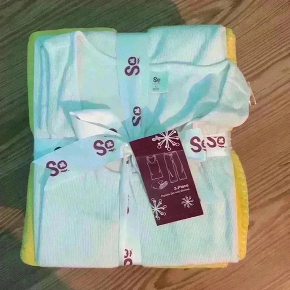 3-Piece PJ set with Blanket - Picture 1 of 4